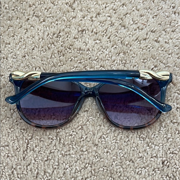 Stylish Blue Sunglasses - Picture 4 of 10